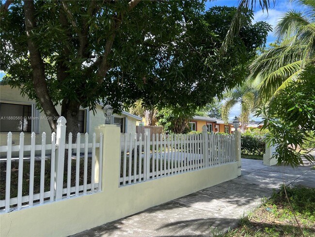 Building Photo - 931 NW 34th Way