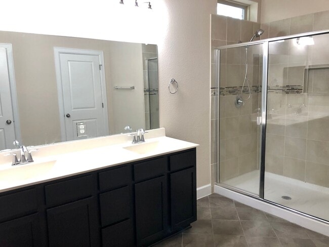 Building Photo - Upscale 3 Bedroom 2 Bath with Lots of Space!