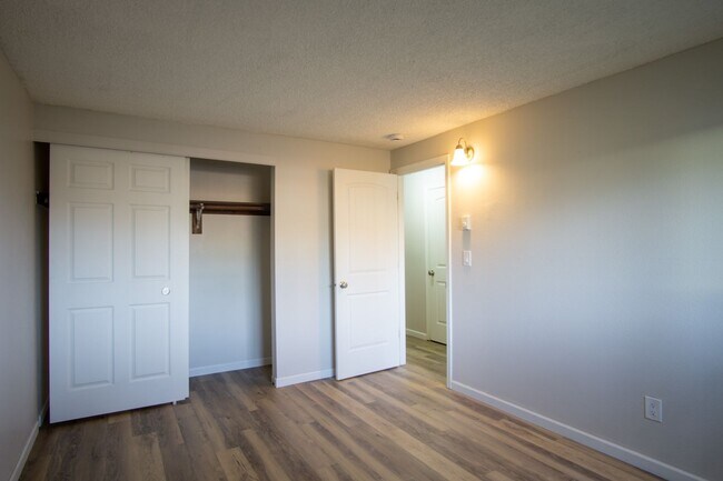Building Photo - Ground Floor 2 Bdr Close to the Heart of Multnomah Village!