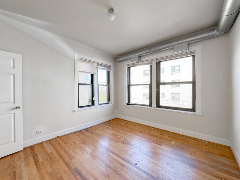 Building Photo - 2405 W Wilson Ave