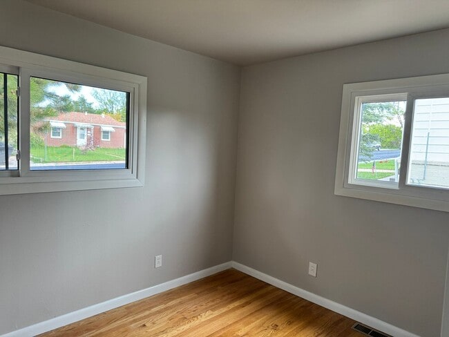 Building Photo - 5 Bedroom ,3 bathroom Single Family Unit