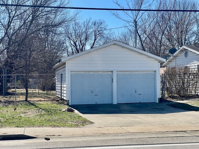 Building Photo - 2146 E Bennett St