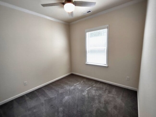 Building Photo - Beautiful Home located in the Starmount Co...