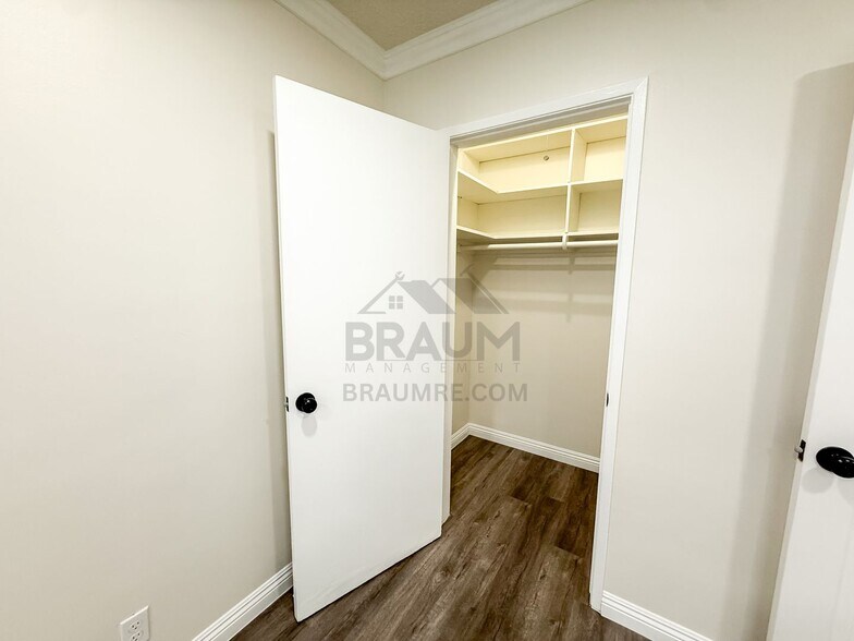 Building Photo - 5917 Laurel Canyon Blvd