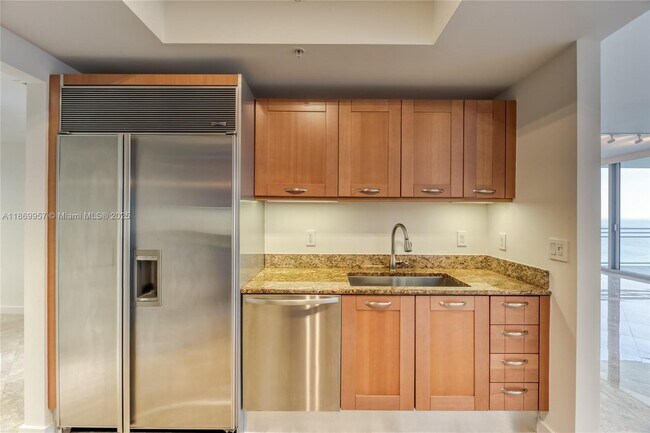 Building Photo - 3535 S Ocean Dr