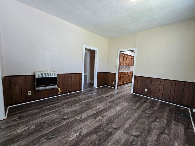 Building Photo - 400 S Cash