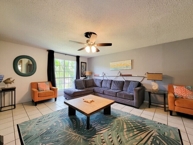 Building Photo - Two bedrooms two 1/2 bath townhome on Galv...