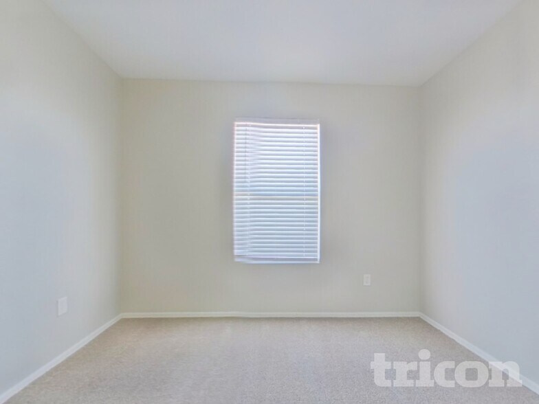 Building Photo - 7413 S 40th Ln