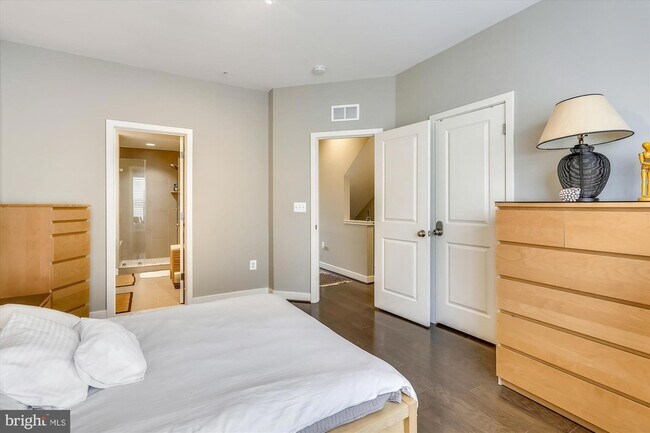 Building Photo - 8052 Red Hook St