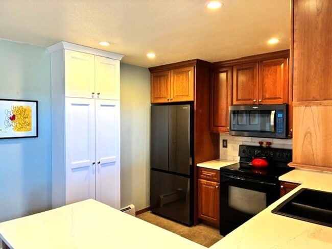 Building Photo - Long Term Rental- Buffalo Ridge/Village 403CC