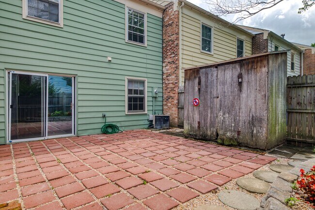 Building Photo - 3 Bed/2 1/2 Bath Pool Pet Friendly Bus line Parking