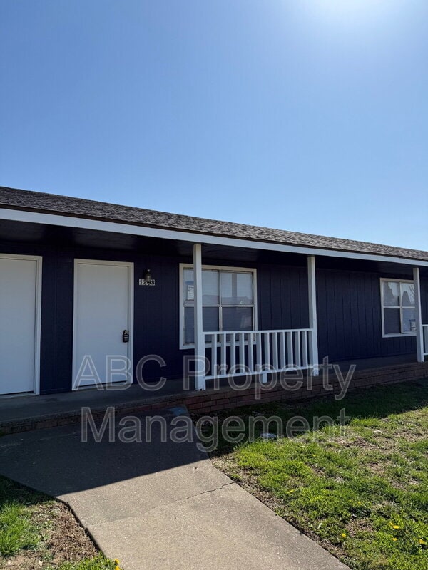 Building Photo - 1226 W Bishop Dr
