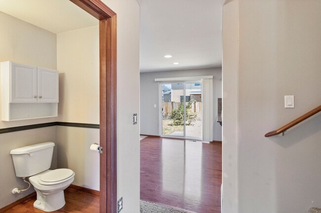 Building Photo - 4 Bed 2.5 Bath - Small Dog - Fully Fenced Yard - NAS Whidbey