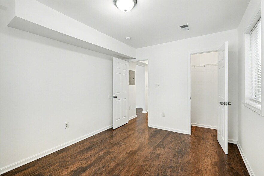 Building Photo - 506 Eastern Ave NE