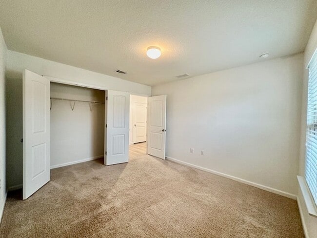 Building Photo - Beautiful 4/2/2 newer home for rent w/ community pool, playground, picnic area!