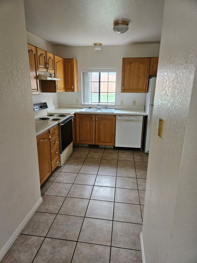 Building Photo - 2 bedroom, 1 bath apartment available in North Orem