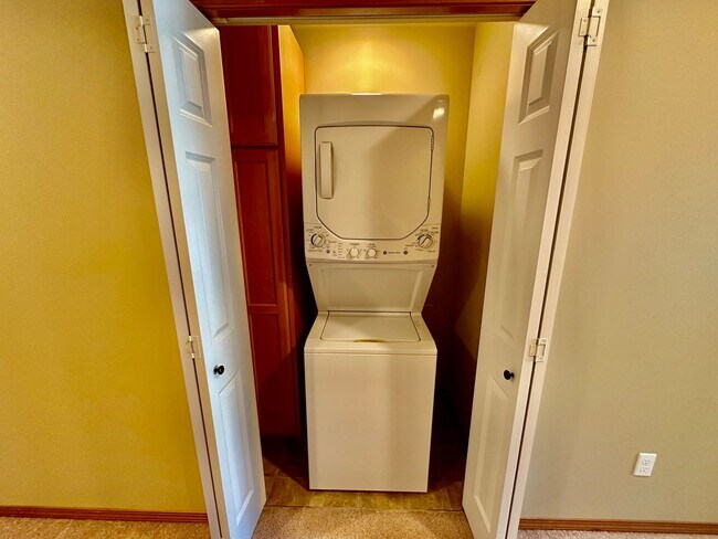 Building Photo - Spacious 2 Bedroom Sagebrook Townhome