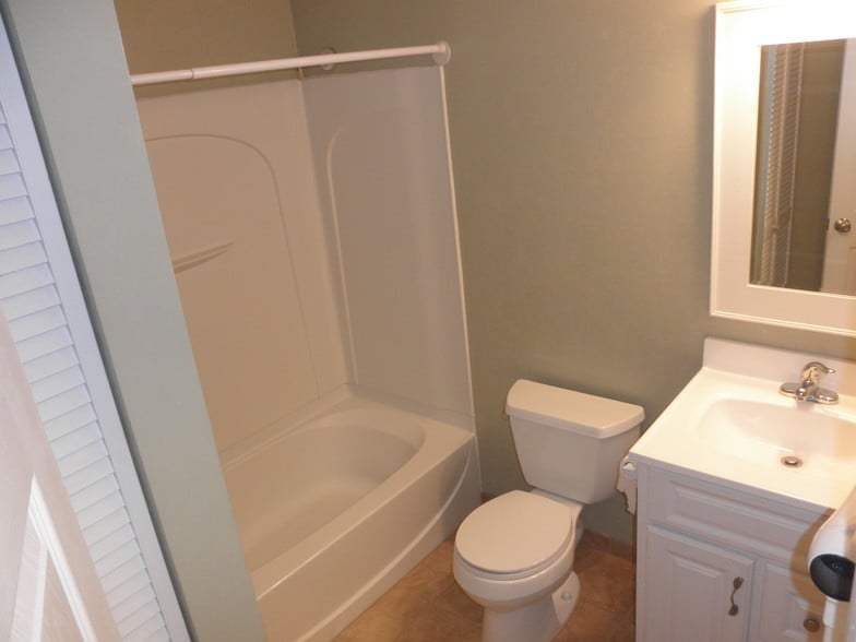 Full Bath - 17 Sunnybrook Rd