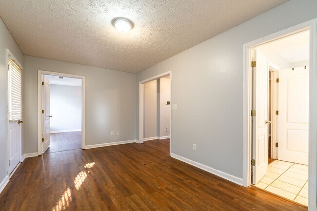 Building Photo - Spacious 5 Bedroom, 3 Bathroom Home in Cov...