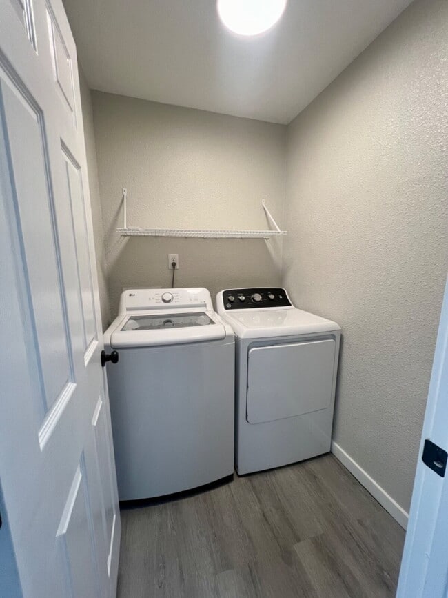 Building Photo - Conveniently located updated 2 bedroom!