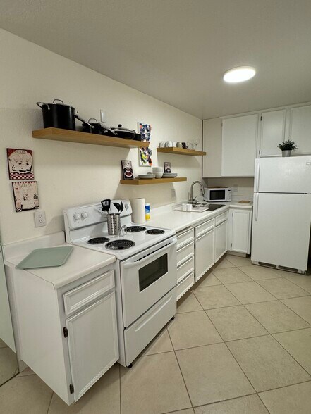 Building Photo - 2801 N Los Felices Cir E