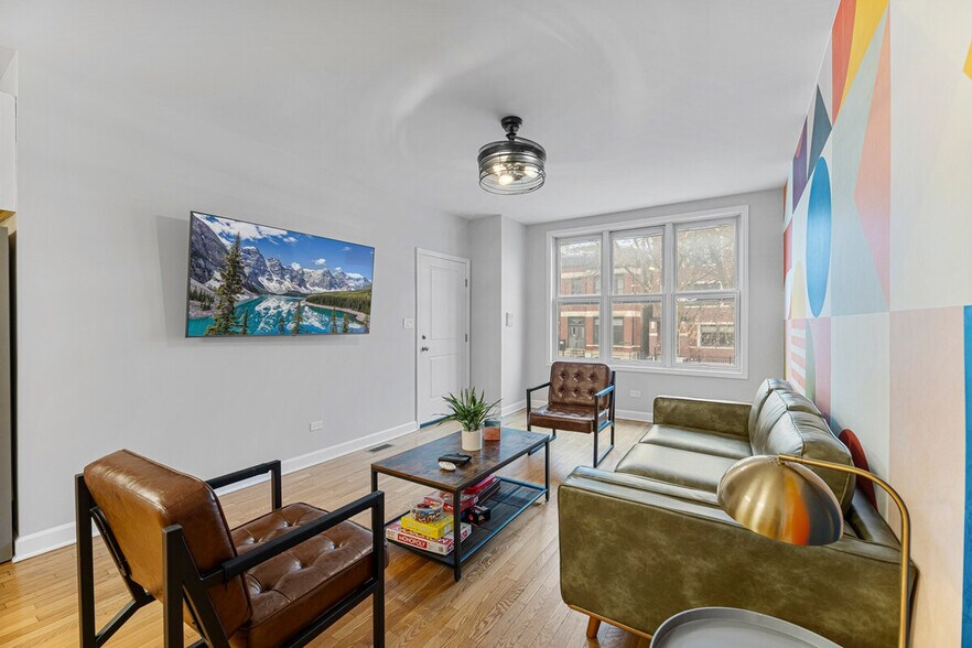 Building Photo - 1044 N California Ave