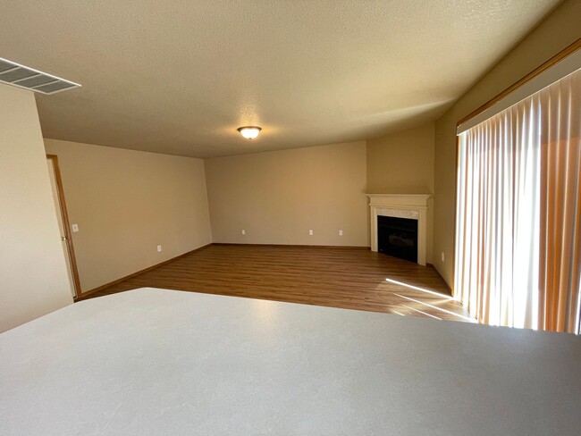 Building Photo - 4-Bedroom Home in Bethany!