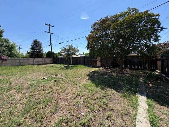 Building Photo - Cozy Home On Spacious Corner Lot Available Now in Dinuba CA!