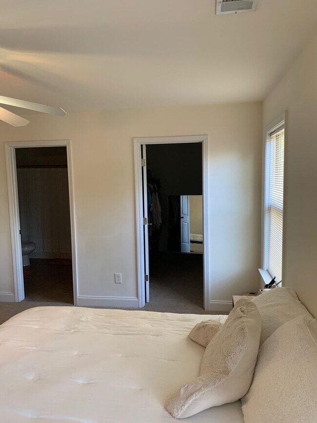 Building Photo - Four Bedroom Near Downtown Available for P...