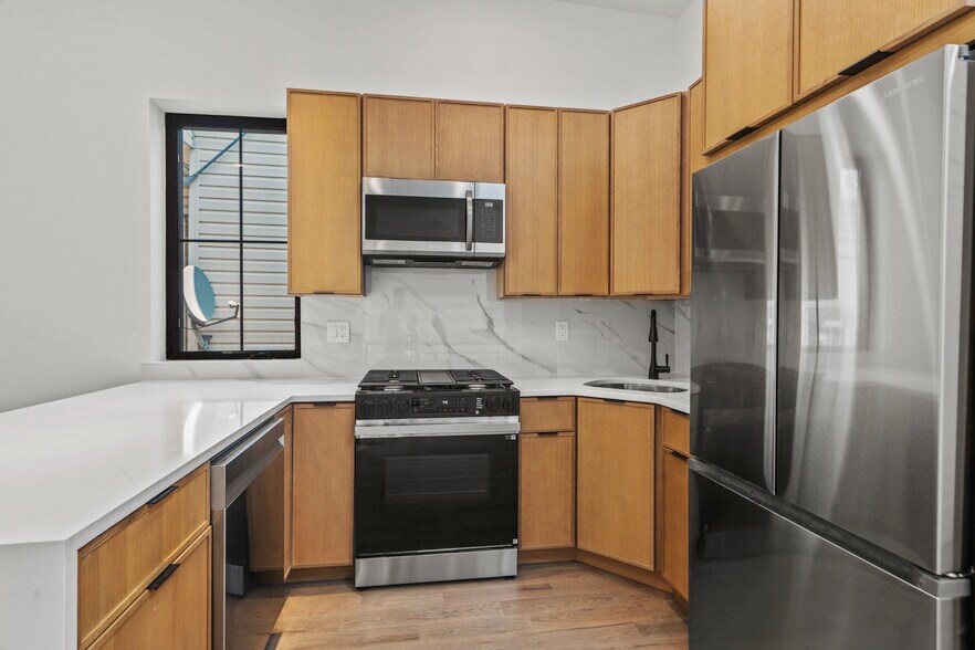 Building Photo - 41 47th St