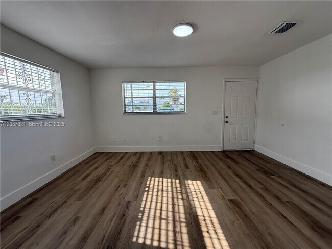 Building Photo - 8860 SW 32nd St