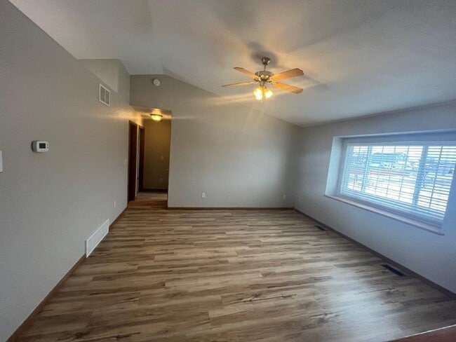 Building Photo - 4 BEDROOM | 2 BATH | DOUBLE CAR GARAGE | RAPID VALLEY