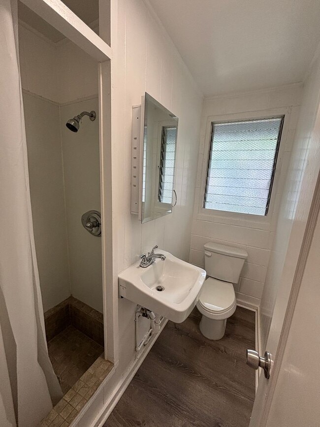 Building Photo - Moiliili/University - Hausten St - 2 Bdrm/...