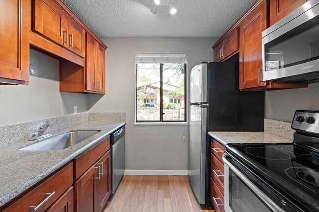 Building Photo - Well-maintained 2-bdrm/1-bath unit in tri-plex—On-site laundry, off-street parking, storage