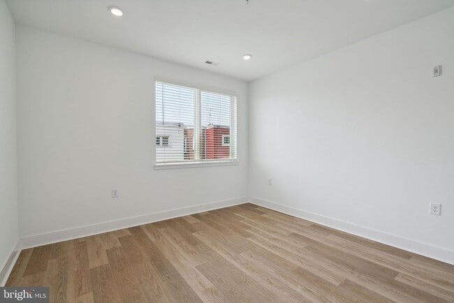 Building Photo - 1419 W Grange Ave