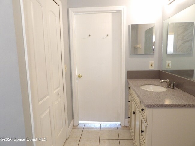 Building Photo - 1006 Locust Ave NW