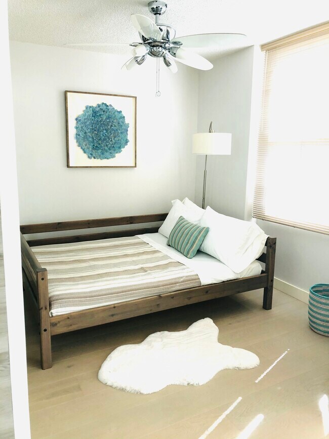 Guest room- light and bright with a large closet - 801 S King St