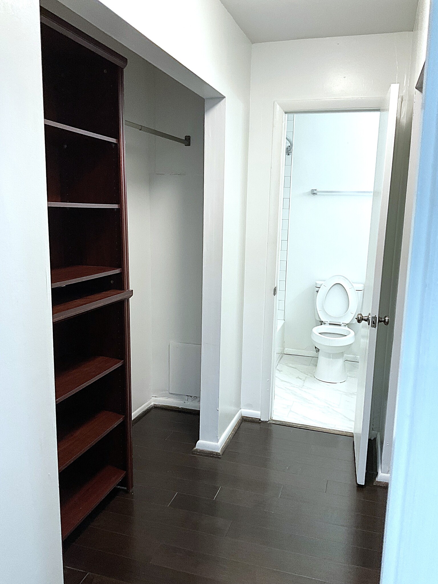 Walk thru closet - 1001 Woodland Vlg