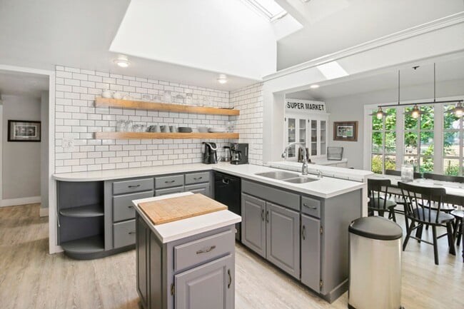 Building Photo - Garfield House: Fully Furnished House, Large private lot across from Golf Course $300 Utility Fee