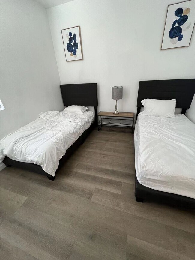 Building Photo - Beautiful 4 Bedroom 2 Bathroom Pool House in South West