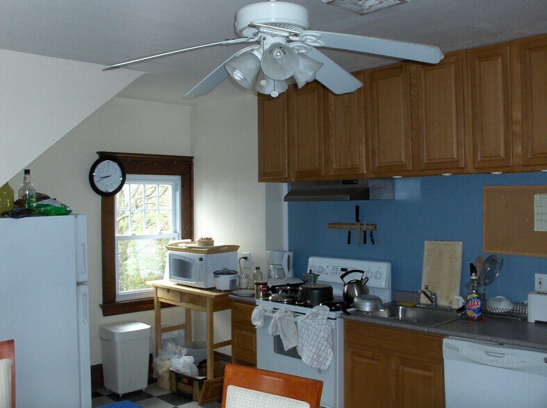 kitchen area - 266 Willow St