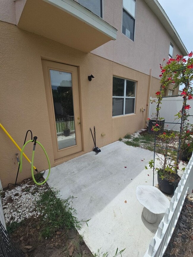 Building Photo - Modern 3 Bedroom 2.5 Bath in Gibsonton