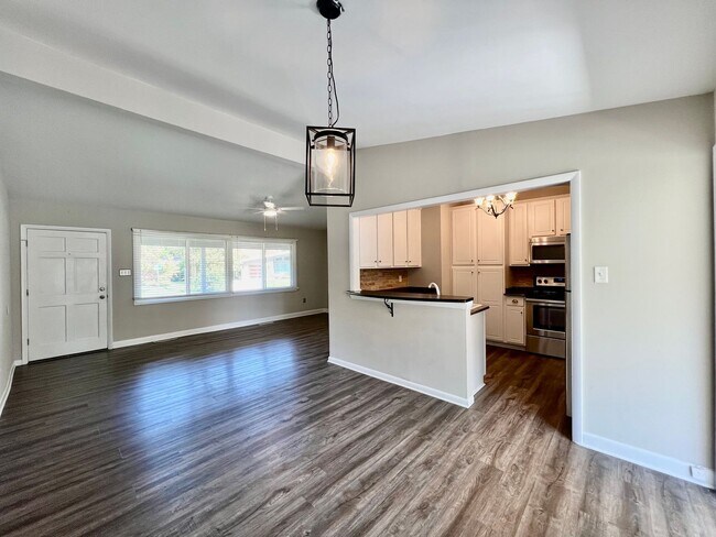 Building Photo - 3-Bedroom Home In Laurel Manor - Fenced Ba...