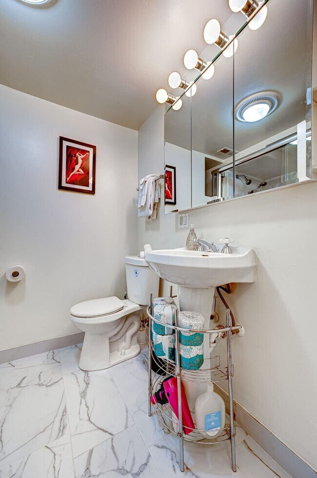 Building Photo - 1633 N North Park Avenue