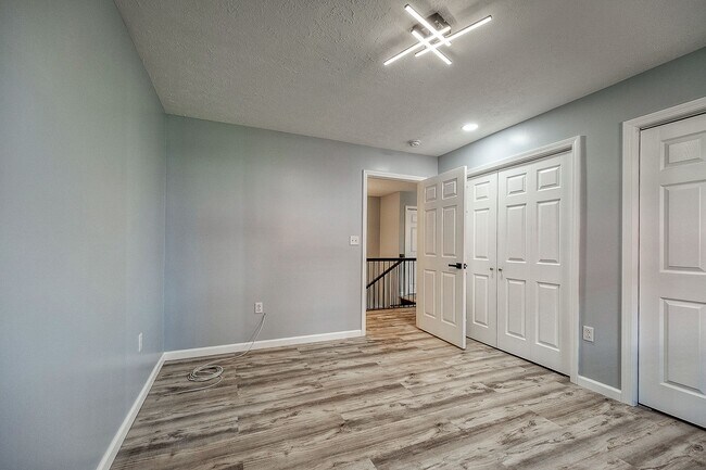 Building Photo - Grand Ave Duplex