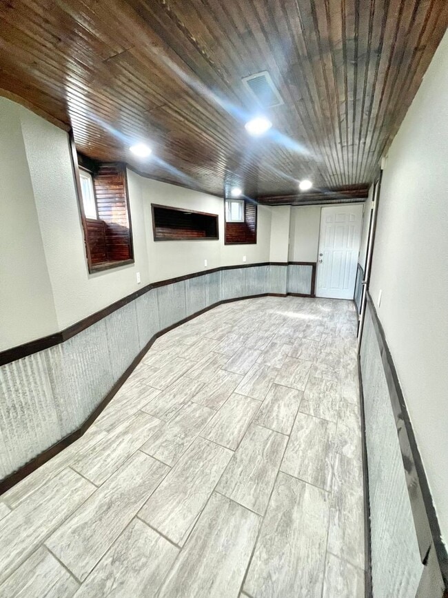 Building Photo - Large historic 6 bedroom 3 bathroom in Bla...