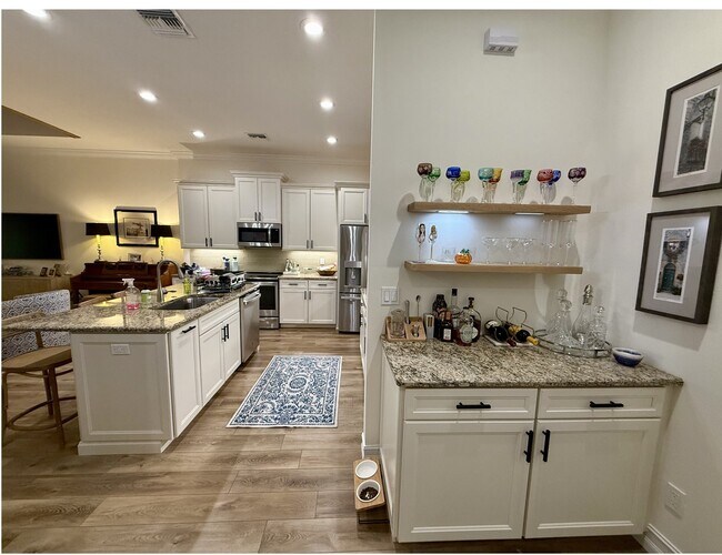 Building Photo - 2025 Bridgepointe Cir