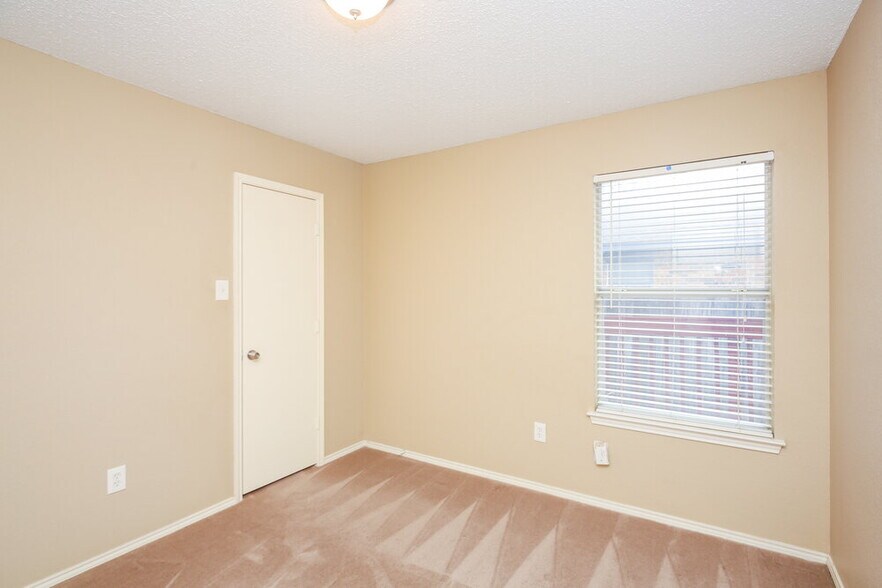 Building Photo - 908 Fenway Ln