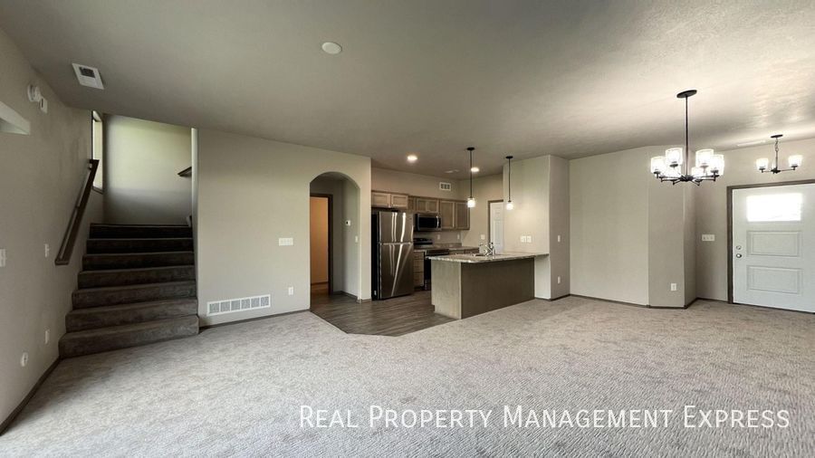 Building Photo - 3 Bed 2.5 Bath Townhome