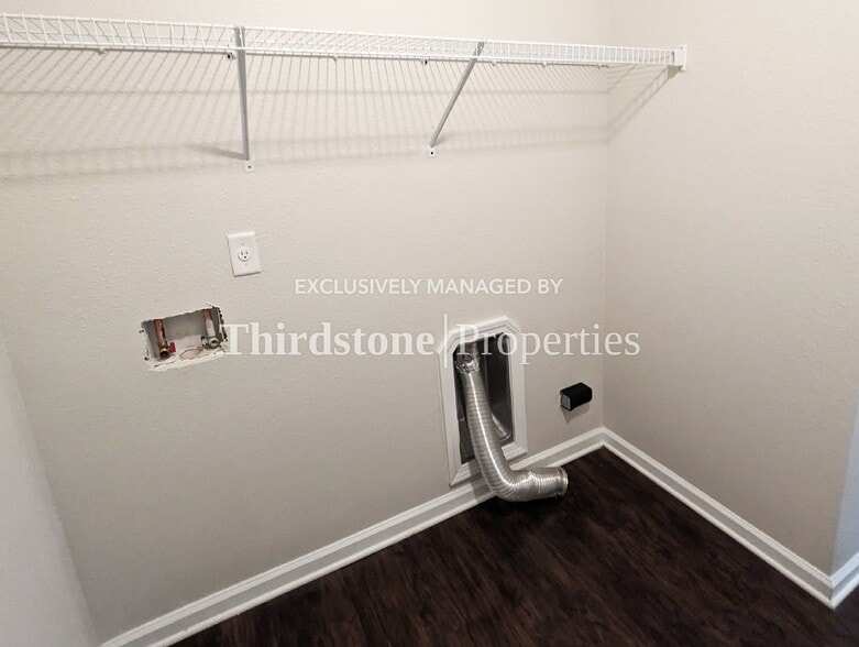 Building Photo - 463 W 59th St